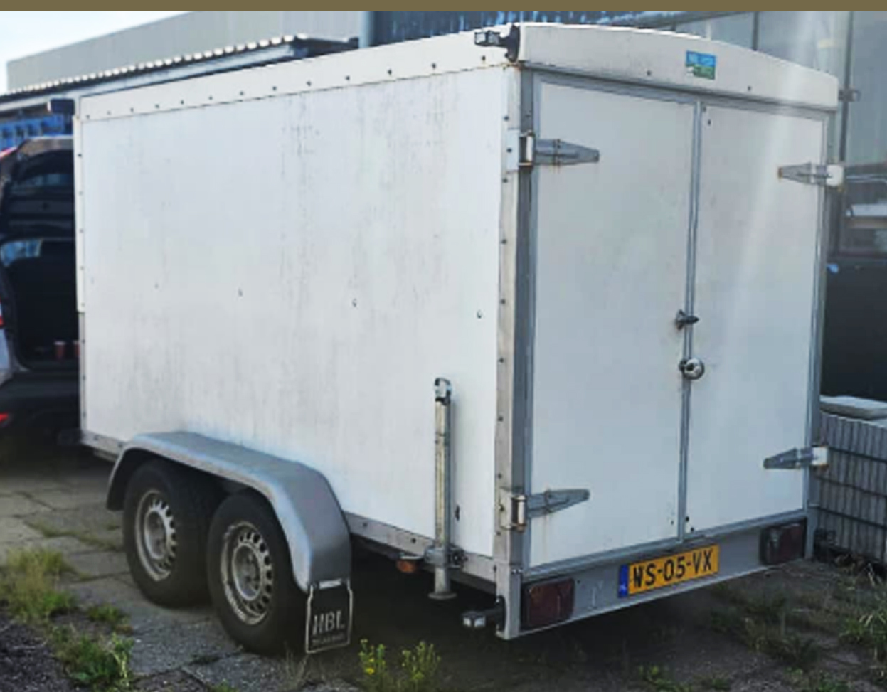 4 Een keuken is vaak het hart van het huis. We koken er, leven er en brengen er dagelijks veel tijd door. Maar wat als je keuken technisch nog prima is, maar qua uitstraling niet meer bij je past? Een volledige keukenvervanging is kostbaar, ingrijpend en vaak helemaal niet nodig. Keuken wrappen biedt dan een slimme, duurzame en betaalbare oplossing. In deze blog lees je alles wat je moet weten over keukenwrap: van materialen en werkwijze tot levensduur, onderhoud en kosten. Wat is keuken wrappen? Keuken wrappen is het professioneel bekleden van bestaande keukenkastjes en onderdelen met hoogwaardige interieurfolie. Deze folie is speciaal ontwikkeld voor intensief huishoudelijk gebruik en wordt strak aangebracht op de bestaande fronten. Belangrijk om te weten: ➡️ De keuken blijft volledig intact ➡️ Alleen het zichtbare oppervlak wordt vernieuwd ➡️ Geen sloopwerk, geen rommel, geen lange verbouwing Het resultaat? Een keuken die eruitziet als nieuw, maar dan voor een fractie van de prijs. Waarom kiezen steeds meer mensen voor keukenwrap? 4 De populariteit van keuken wrappen groeit snel, en dat is niet zonder reden: ✅ Kostenbesparend Een keukenwrap is tot 60–70% goedkoper dan een nieuwe keuken. ✅ Snel resultaat In de meeste gevallen is de keuken binnen 1 à 2 dagen volledig gewrapt. ✅ Duurzaam & milieuvriendelijk Je hergebruikt de bestaande keuken en voorkomt onnodig afval. ✅ Enorme keuze in stijlen Van modern mat zwart tot warme houtlook of stoer beton. ✅ Geen overlast Geen breekwerk, geen stof, geen dagen zonder keuken. Welke onderdelen van een keuken kunnen gewrapt worden? Vrijwel alle zichtbare delen van een keuken zijn geschikt voor wrappen: Keukenkastjes (buitenzijde) Ladefronten Zijkanten en passtukken Apparatuurpanelen (koelkast, vaatwasser) Koof- en afwerklijsten ⚠️ Keukenbladen worden meestal niet gewrapt vanwege hitte en intensief gebruik, maar in sommige situaties zijn er alternatieven mogelijk. Welke folies worden gebruikt bij keukenwrap? 4 Voor keukenwrapping wordt professionele interieurfolie gebruikt. Deze is speciaal ontworpen voor meubels en keukens en heeft eigenschappen zoals: Krasbestendigheid Water- en vochtbestendig Hittebestendig Kleurvast (verkleurt niet) Makkelijk schoon te houden Populaire stijlen zijn: Mat zwart / antraciet Houtlook (eiken, noten, walnoot) Betonlook Hoogglans wit Zand- en natuurtinten Hoe verloopt het wrappen van een keuken? Een professionele keukenwrap bestaat uit meerdere stappen: Inspectie van de keuken Controle van kastjes, scharnieren en ondergrond. Grondige reiniging en ontvetting Essentieel voor een duurzame hechting. Demontage van fronten Voor een strak en gelijkmatig resultaat. Nauwkeurig aanbrengen van de folie Zonder luchtbellen of naden. Afwerking en montage Alles wordt netjes teruggeplaatst en gecontroleerd. Vakmanschap is hierbij cruciaal. Een goed gewrapte keuken zie je niet als “folie”, maar als een echte nieuwe keuken. Hoe lang gaat een gewrapte keuken mee? Bij normaal gebruik en professioneel aanbrengen gaat een keukenwrap 10 tot 15 jaar mee. De folie blijft mooi, strak en kleurvast. Onderhoudstips: Gebruik een zachte doek Mild schoonmaakmiddel (geen schuurmiddelen) Geen agressieve chemicaliën Is keuken wrappen geschikt voor elke keuken? In de meeste gevallen: ja. Zolang de basis van de keuken goed is, is wrappen een uitstekende oplossing. Tijdens een inspectie wordt gekeken naar: Staat van de kastjes Beschadigingen Sluitingen en scharnieren Vorm en hoeken van de fronten Op basis daarvan kan eerlijk worden beoordeeld of wrappen geschikt is. Keuken wrappen versus een nieuwe keuken Keuken wrappen Nieuwe keuken Veel lagere kosten Hoge investering Binnen dagen klaar Weken tot maanden Duurzaam Veel afval Geen breekwerk Grote verbouwing Direct resultaat Lange wachttijd Voor wie slim wil vernieuwen, is keukenwrap vaak de meest logische keuze. Een keukenwrap: klein verschil, groot effect Een nieuwe kleur of structuur kan een keuken compleet transformeren. Van verouderd naar modern, van saai naar stijlvol – zonder ingrijpende verbouwing. Wil je weten wat er mogelijk is voor jouw keuken? Dan is persoonlijk advies altijd de beste eerste stap. Aanhanger voor