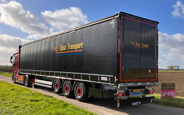 Trailer belettering Trailer beplakt